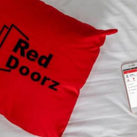 Reddoorz Plus Near Cilandak Town Square 2 Джакарта Экстерьер фото