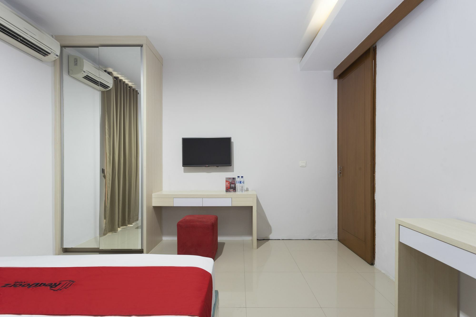 Reddoorz Plus Near Cilandak Town Square 2 Джакарта Экстерьер фото