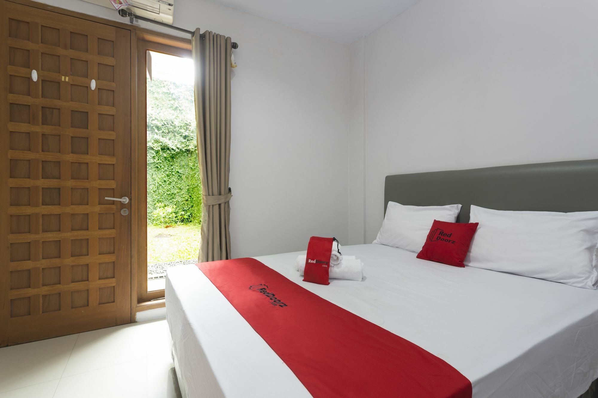 Reddoorz Plus Near Cilandak Town Square 2 Джакарта Экстерьер фото